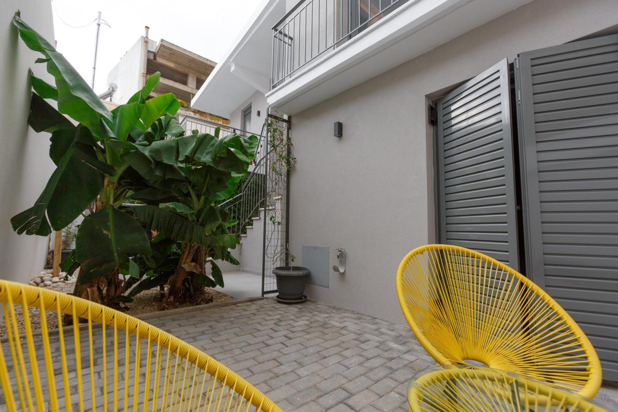 Groundfloor 2Br Apt With Smallyard Near The Heart Of 칼라마타 외부 사진