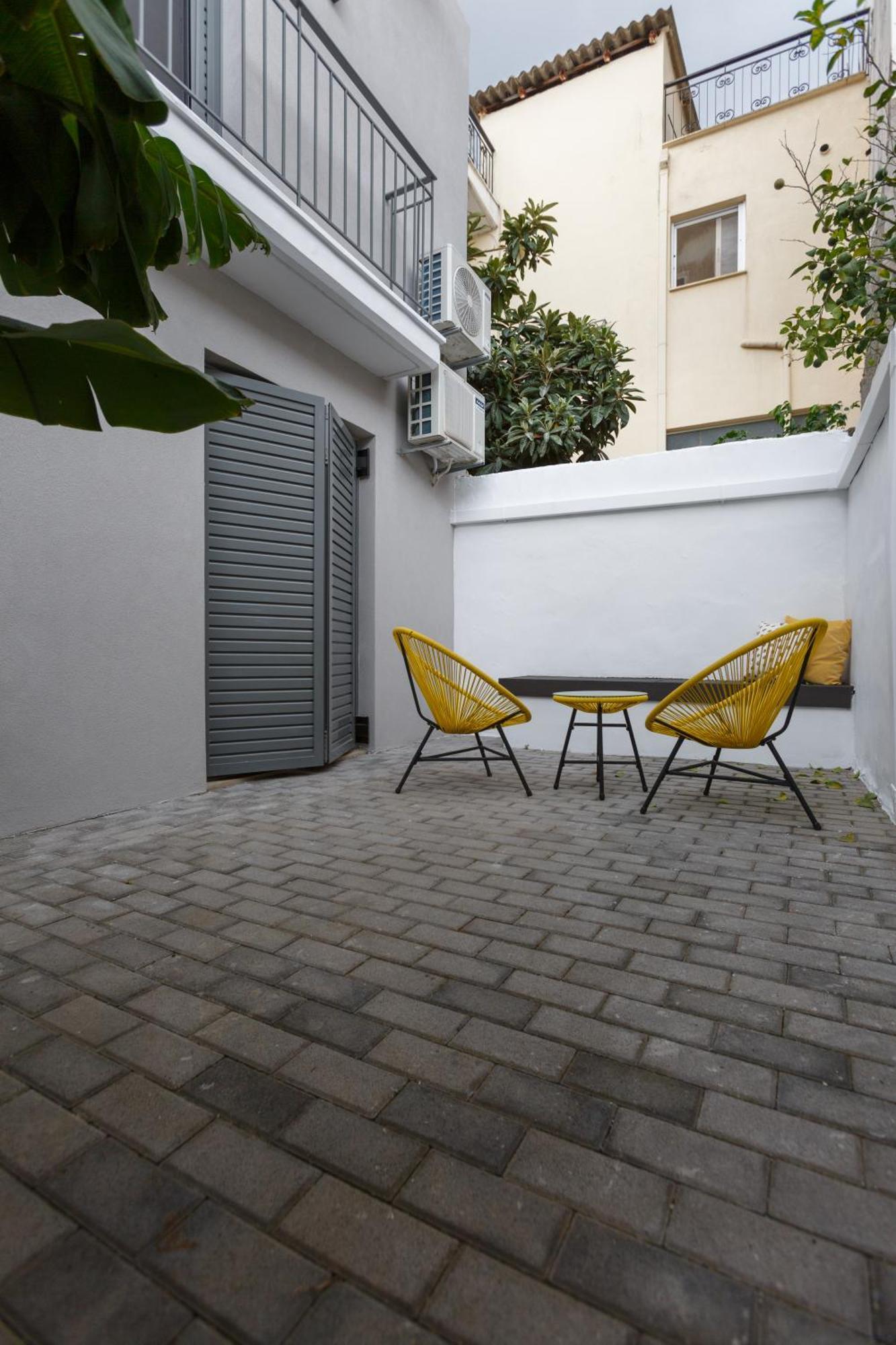 Groundfloor 2Br Apt With Smallyard Near The Heart Of 칼라마타 외부 사진